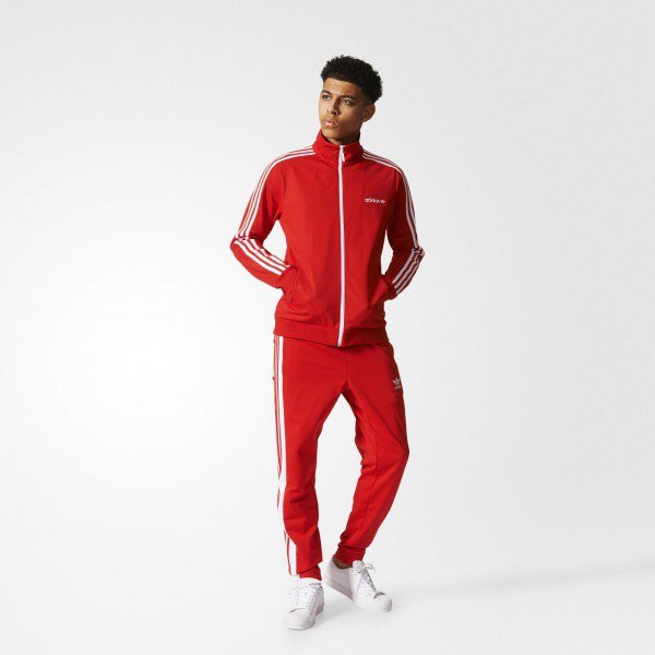 Красный спортивный адидас. Adidas Beckenbauer костюм красный. Красный костюм adidas Original. Красный костюм адидас ориджинал. Adidas Original красный костюм 2005.